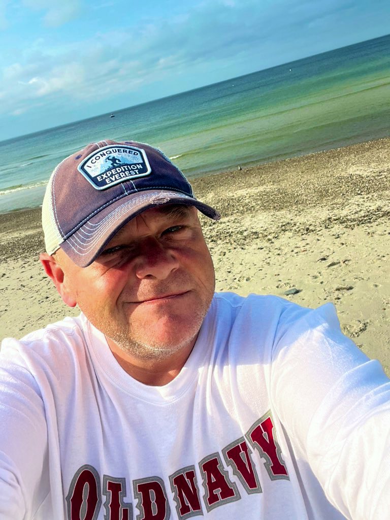 BEACH LIFE. 
#ThursdayVibes 🌊