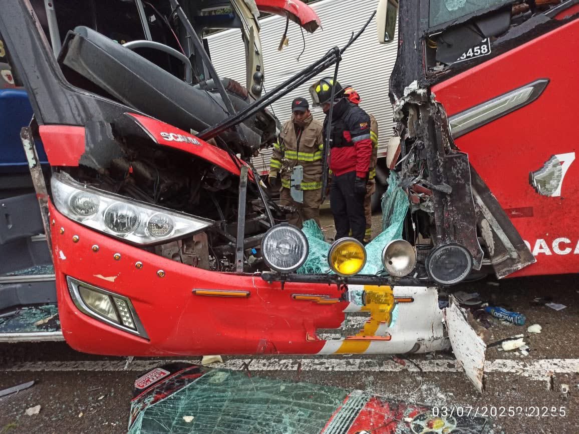 Urgente: dos buses interprovinciales de las cooperativas Santa y Viajeros se chocaron en la vía #Loja - Cuenca, cerca del sector conocido como Loma de Oro. Una persona quedó atrapada. Al sitio acudieron rescatistas del Cuerpo de Bomberos de Saraguro.