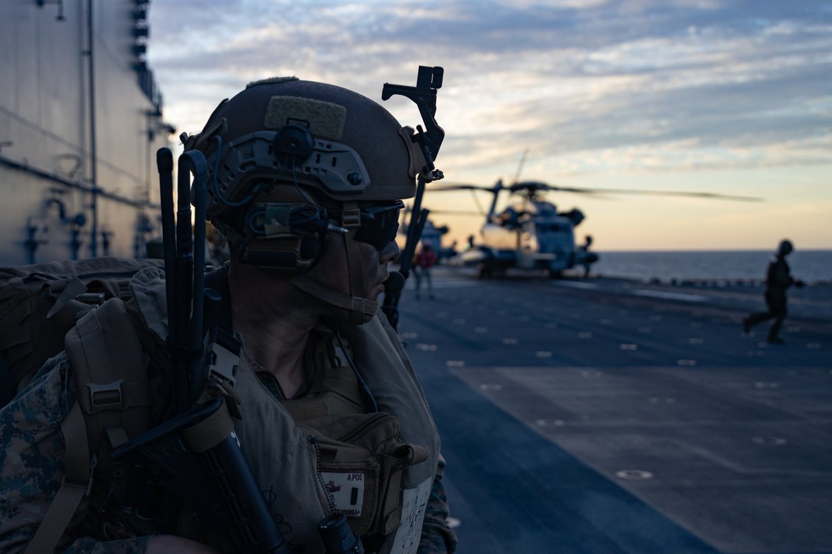 31stMeu's tweet image. 馃搷Coral Sea, June 26, 2025.
U.S. Marines and aircraft with VMFA 242 and VMM 265 (Rein.), 31st MEU, conduct flight operations aboard the USS America to enhance lethality, readiness, and interoperability.
(@USMC 馃摳 by Gunnery Sgt. Devin Nichols)
@USNavy
@INDOPACOM
@DeptofDefense
