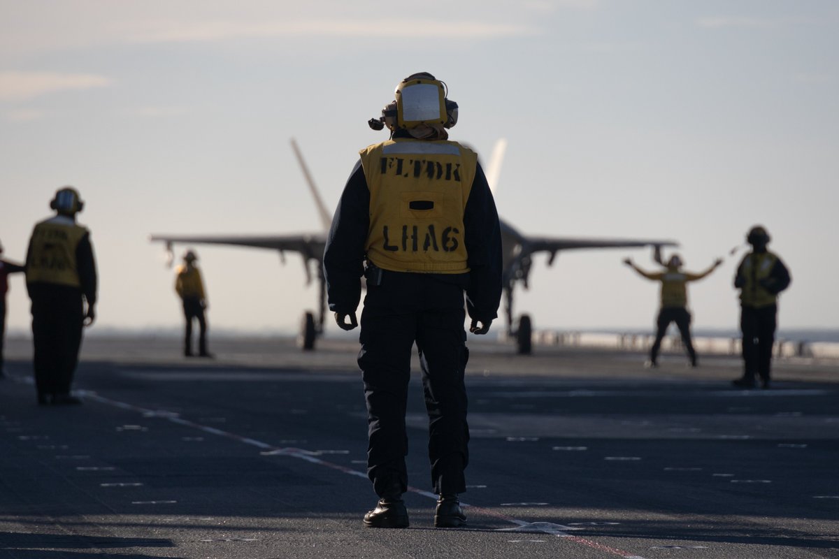 31stMeu's tweet image. 馃搷Coral Sea, June 26, 2025.
U.S. Marines and aircraft with VMFA 242 and VMM 265 (Rein.), 31st MEU, conduct flight operations aboard the USS America to enhance lethality, readiness, and interoperability.
(@USMC 馃摳 by Gunnery Sgt. Devin Nichols)
@USNavy
@INDOPACOM
@DeptofDefense