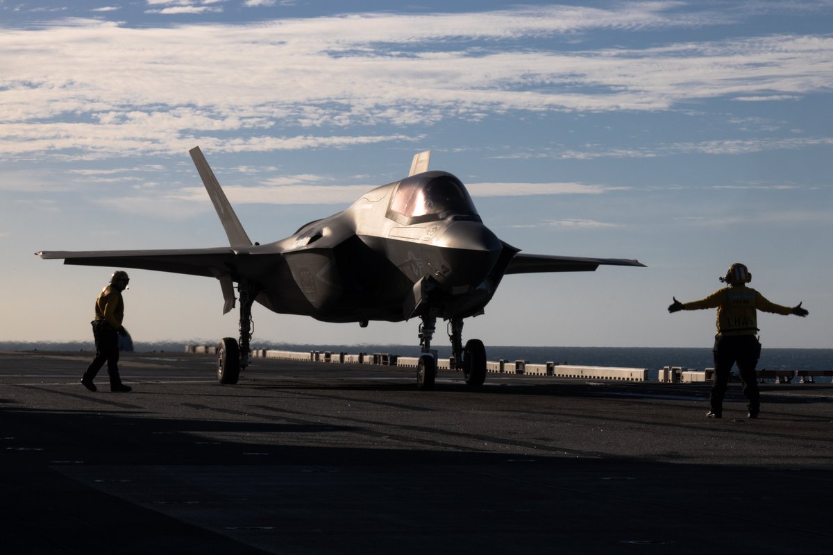31stMeu's tweet image. 馃搷Coral Sea, June 26, 2025.
U.S. Marines and aircraft with VMFA 242 and VMM 265 (Rein.), 31st MEU, conduct flight operations aboard the USS America to enhance lethality, readiness, and interoperability.
(@USMC 馃摳 by Gunnery Sgt. Devin Nichols)
@USNavy
@INDOPACOM
@DeptofDefense