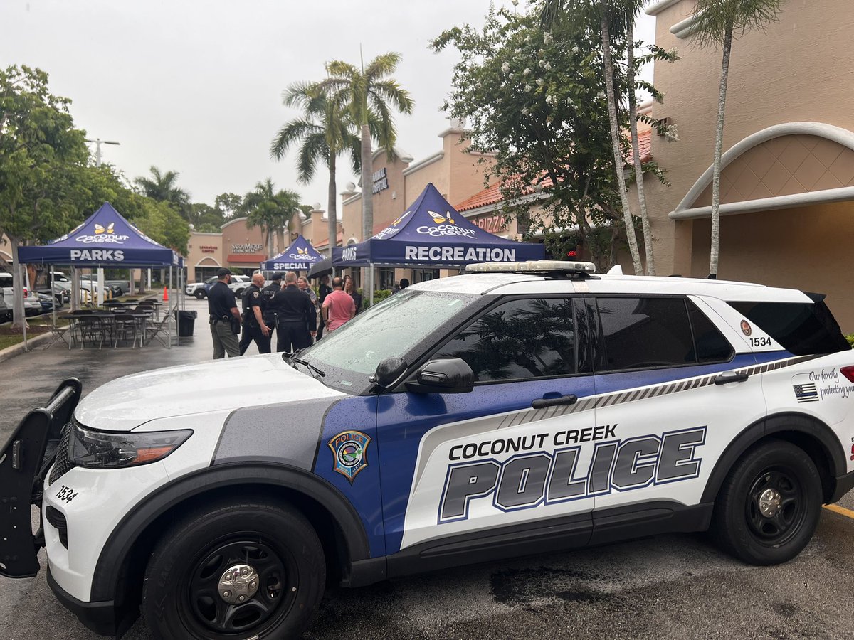 RepHunschofsky's tweet image. Stopped by the Coconut Creek “Slice of Safety” community event. It was great to see Coconut Creek Police Department, Fire Rescue, and community members spending time with each other and promoting good community relationships while enjoying delicious pizza from Amici's!