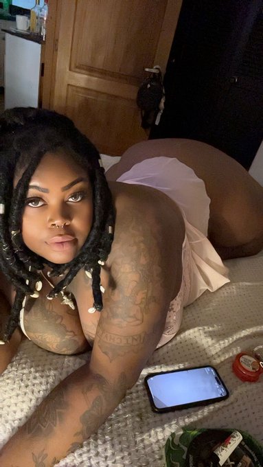 Watch Miss Raquel 🪷📿's leaked NSFW photo on TwXstars