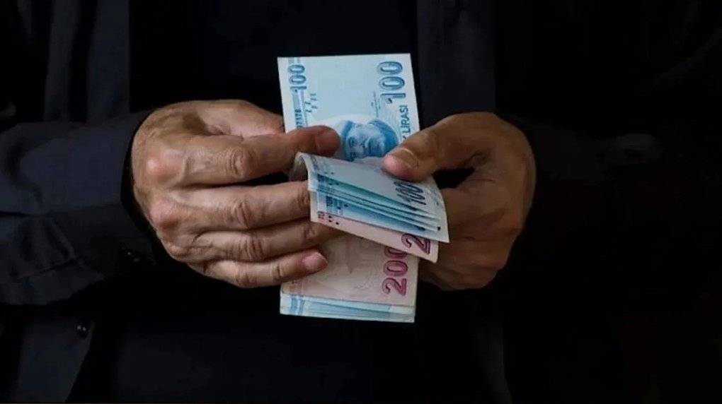 En düşük emekli maaşı, 6 aylık TÜFE artışıyla 16.881 TL'ye yükseltildi.

Kamuoyunda maaşın 17.000 TL'ye yuvarlanacağı beklentisi vardı ancak bu gerçekleşmedi.

AK Parti Grup Başkanı Abdullah Güler, düşük emekli maaşının 16.881 TL olarak belirlendiğini açıkladı.