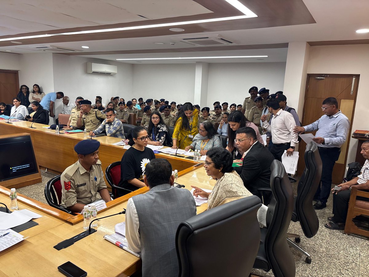 अहमदाबाद में 'राष्ट्रीय महिला आयोग आपके द्वार' अंतर्गत जन सुनवाई 
#ncwingujarat #NCW #जनसुनवाई