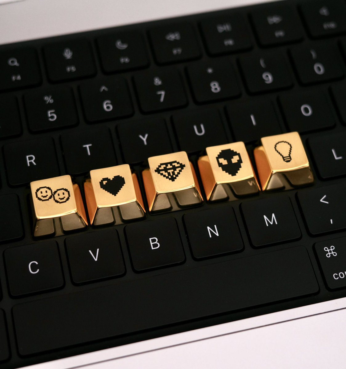 Gm

Susan Kare physical keys with digital art made by <a href="/AspreyStudio/">Asprey Studio</a> Hallmarked and off to a certain executive at Apple…

Fully functioning mechanical keys for mechanical keyboards.