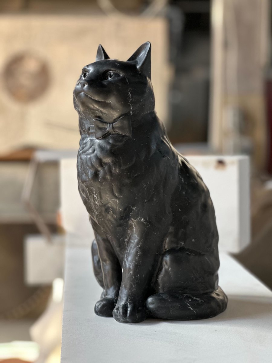 Cat in black marble (with a tiny bowtie).