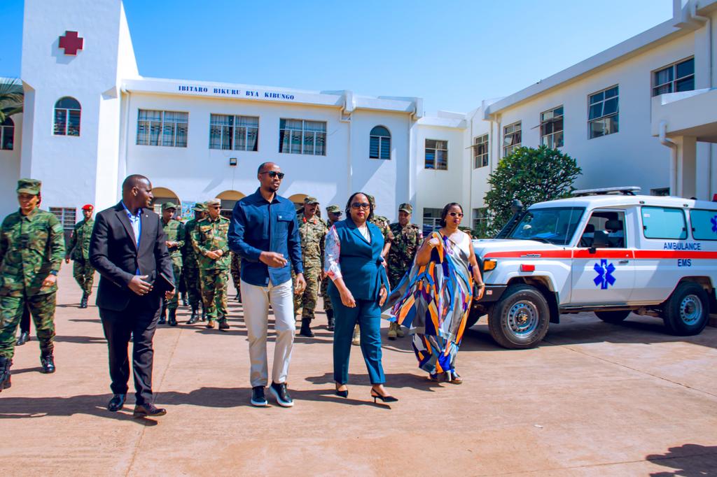 Kibungo Level Two Teaching Hospital (@kibungoh) on Twitter photo Uyu munsi ku bitaro <a href="/KibungoH/">Kibungo Level Two Teaching Hospital</a> Minisitiri w'Ubuzima <a href="/nsanzimanasabin/">Dr Sabin Nsanzimana</a> ari kumwe n'umunyamabanga Mukuru w'Umuryango #EAC Veronica Mueni Nduva bitabiriye igikorwa cyo gusoza icyumweru cyahariwe ubuvuzi bwakozwe binyuze mu bufatanye bw'Ibitaro n'Ingabo zo mu bihugu bigize uyu muryango Uyu munsi ku bitaro <a href="/KibungoH/">Kibungo Level Two Teaching Hospital</a> Minisitiri w'Ubuzima <a href="/nsanzimanasabin/">Dr Sabin Nsanzimana</a> ari kumwe n'umunyamabanga Mukuru w'Umuryango #EAC Veronica Mueni Nduva bitabiriye igikorwa cyo gusoza icyumweru cyahariwe ubuvuzi bwakozwe binyuze mu bufatanye bw'Ibitaro n'Ingabo zo mu bihugu bigize uyu muryango