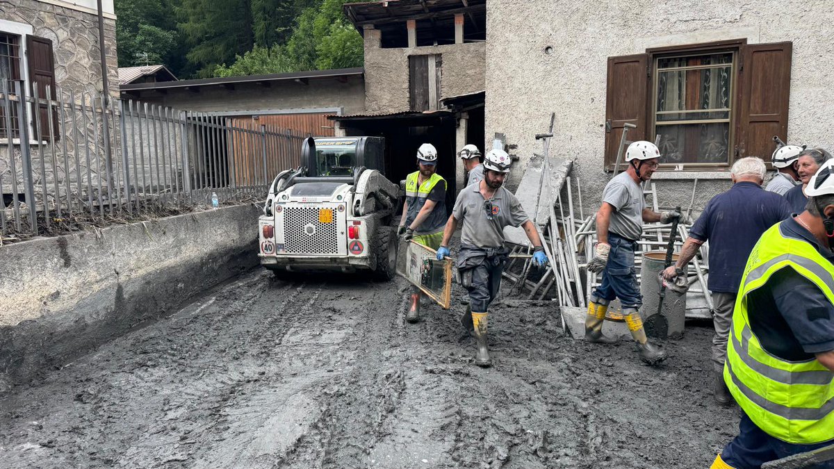 Protezione Civile Piemonte (@procivpiemonte) on Twitter photo Prosegue l'intervento del Sistema regionale di #protezionecivile a #bardonecchia
Coinvolti 46 #volontari del Coordinamento regionale, <a href="/AIBPiemonte/">Corpo AIB Piemonte</a> e Anc per rimuovere fango e masserie, lavare ponti e strade, supportare le forze dell'ordine per informare sui percorsi in sicurezza Prosegue l'intervento del Sistema regionale di #protezionecivile a #bardonecchia
Coinvolti 46 #volontari del Coordinamento regionale, <a href="/AIBPiemonte/">Corpo AIB Piemonte</a> e Anc per rimuovere fango e masserie, lavare ponti e strade, supportare le forze dell'ordine per informare sui percorsi in sicurezza