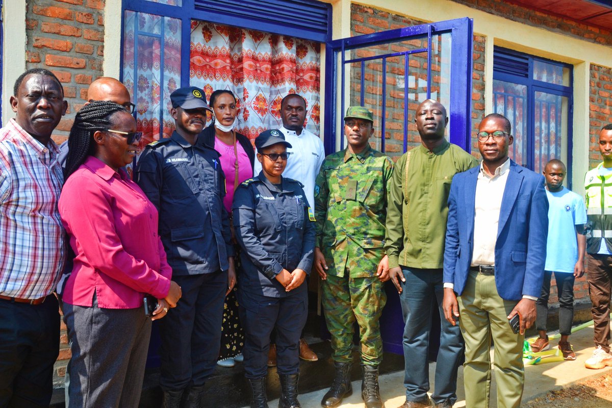 Mageragere Sector official Page (@mageragere_sect) on Twitter photo Abaturage batishoboye bashyikirijwe amazu bubakiwe muri gahunda y’Icyumweru cyahariwe ibikorwa by’Ingabo (#RDF) na #Polisi. Ni igikorwa cyabereye mu mudugudu wa Rugendabari.<a href="/Mageragere_Sect/">Mageragere Sector official Page</a> cyitabiriwe n’Abayobozi .<a href="/Nyarugenge/">Nyarugenge District</a>, Abagize Inzego z’Umutekano n’abaturage. Abaturage batishoboye bashyikirijwe amazu bubakiwe muri gahunda y’Icyumweru cyahariwe ibikorwa by’Ingabo (#RDF) na #Polisi. Ni igikorwa cyabereye mu mudugudu wa Rugendabari.<a href="/Mageragere_Sect/">Mageragere Sector official Page</a> cyitabiriwe n’Abayobozi .<a href="/Nyarugenge/">Nyarugenge District</a>, Abagize Inzego z’Umutekano n’abaturage.