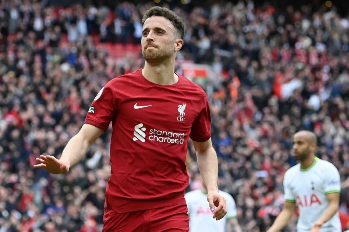 كرة القدم تفقد أحد نجومها 
رحيل البرتغالي #دييغو_جوتا مهاجم ليفربول في حادث سير مروع في إسبانيا
#DiegoJota