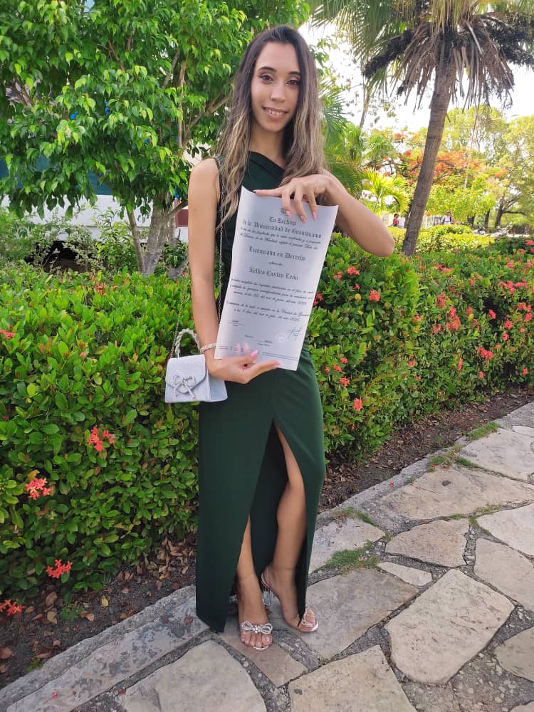 🇨🇺 Como expresó Fidel "Los jóvenes graduados son la esperanza del futuro, la fuerza que llevará adelante la revolución y construirá una sociedad mejor."
El #TppGuantánamo felicita y abre sus puertas a la joven Belkis Castro, graduada de Licenciada en Derecho.
#UnidosPorCuba