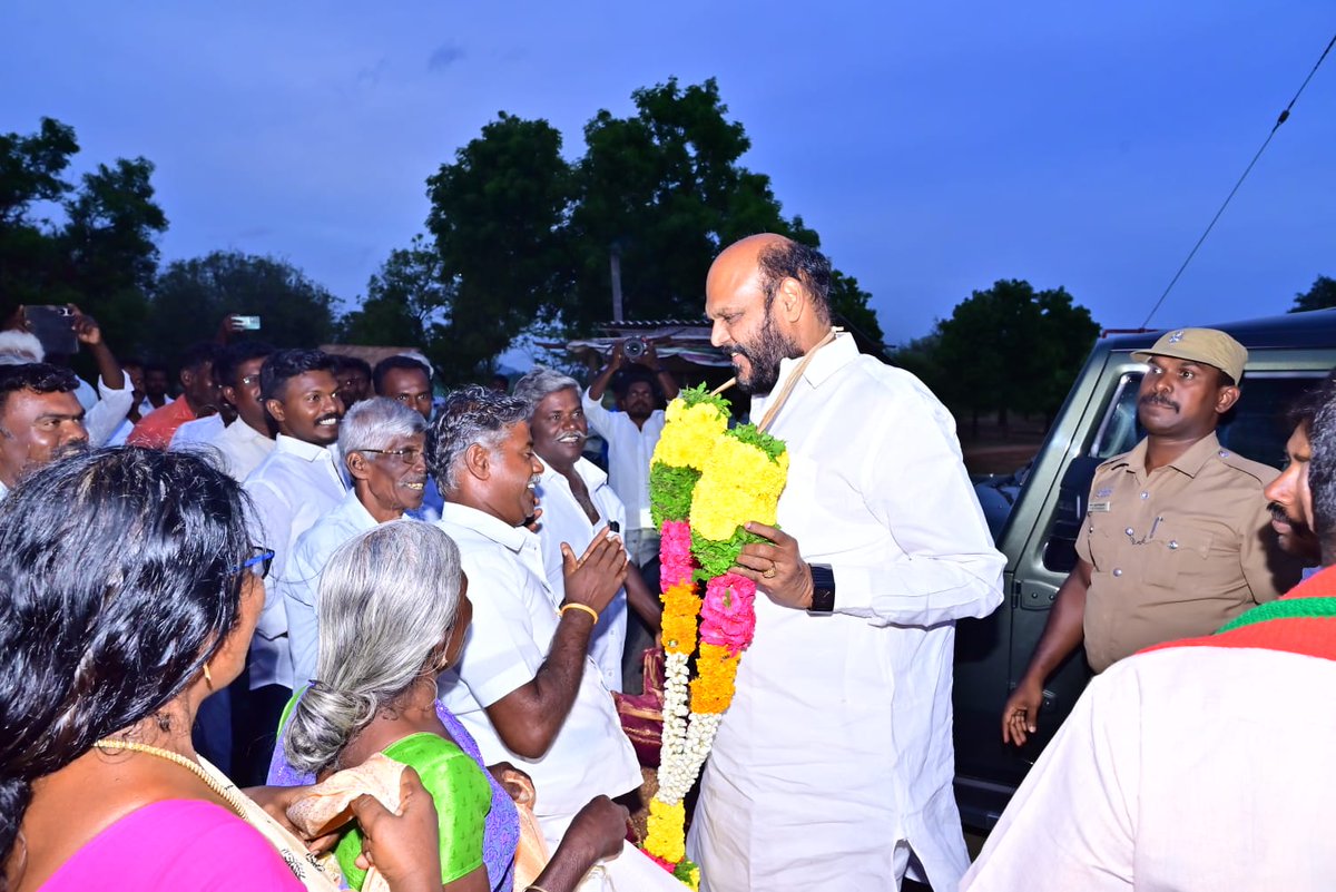 இன்று சங்கரன்கோவிலில் உள்ள வடநத்தம் பட்டியில் உள்ளூர் மக்களைச் சந்தித்தேன். அவர்களுடன் உரையாடி, அவர்களின் அன்றாட வாழ்க்கை, பிரச்சனைகள் மற்றும் எதிர்பார்ப்புகளைப் புரிந்து கொள்ள ஒரு வாய்ப்பாக அமைந்ததில் மகிழ்ச்சி.