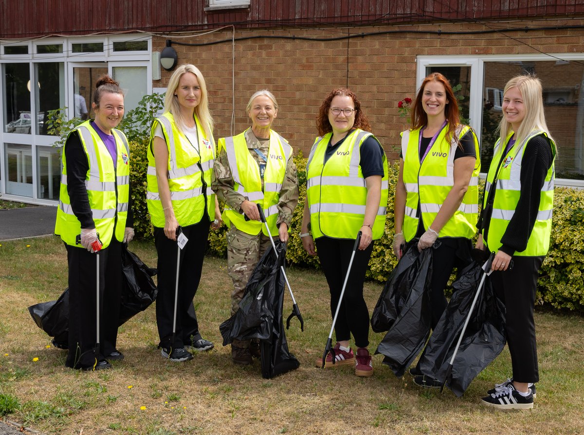 VIVODefence's tweet image. Nice pictures here of people from VIVO, @PinnacleSF , Brize Norton @RoyalAirForce  Base and the local Hive who all volunteered to take part in a litter pick on the public open spaces near military family homes. 🏠 🏘️ 🏡

The Service Family Accommodation (SFA) homes where they…