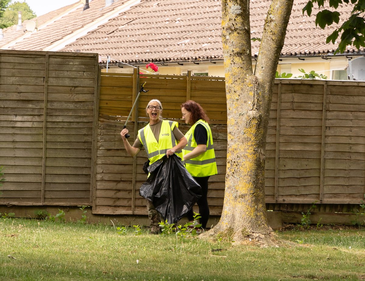 VIVODefence's tweet image. Nice pictures here of people from VIVO, @PinnacleSF , Brize Norton @RoyalAirForce  Base and the local Hive who all volunteered to take part in a litter pick on the public open spaces near military family homes. 🏠 🏘️ 🏡

The Service Family Accommodation (SFA) homes where they…