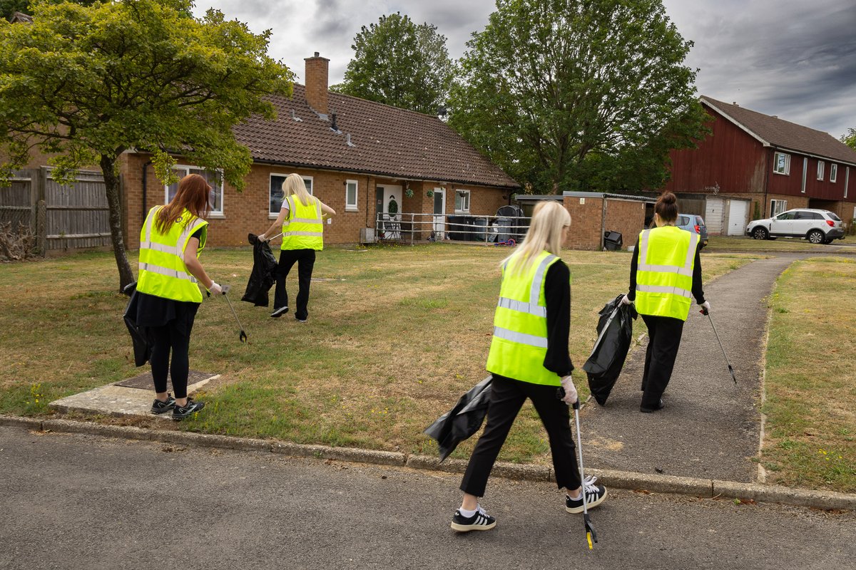 VIVODefence's tweet image. Nice pictures here of people from VIVO, @PinnacleSF , Brize Norton @RoyalAirForce  Base and the local Hive who all volunteered to take part in a litter pick on the public open spaces near military family homes. 🏠 🏘️ 🏡

The Service Family Accommodation (SFA) homes where they…