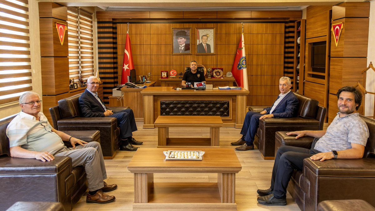 Sakarya Emniyeti'nde yıllarca başarıyla görev yapan Bilecik İl Emniyet Müdürü Hakan Yılmaz'ı Sakarya Gazeteciler Birliği'nden Ali Fikri Aşık,İbrahim Çorbacı ve Ekrem Ürdüç ile ziyaret ederek görevinde başarılar diledik. Misafirperverliği için kendisine teşekkür ederim.