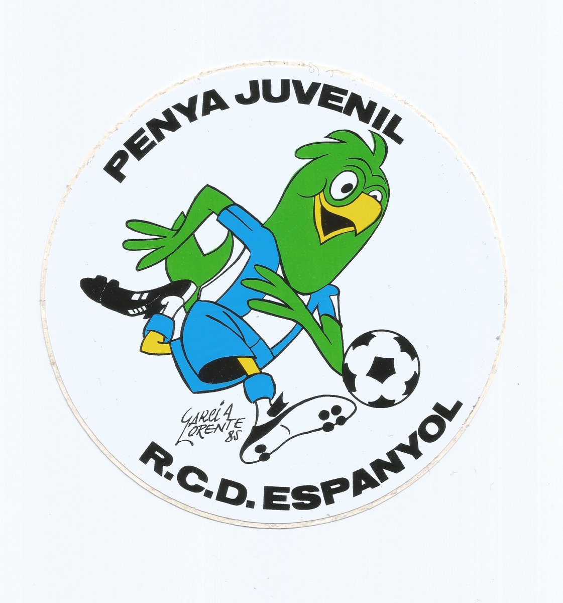 Acabarem la temporada coneixent la Peña Españolista Juvenil, ambaixada nascuda la temporada 81-82 de la necessitat d'agrupar, coordinar i ubicar la gent més jove al Gol Sud de l'estadi de Sarrià. perezmasso.blogspot.com/2025/07/pena-e…