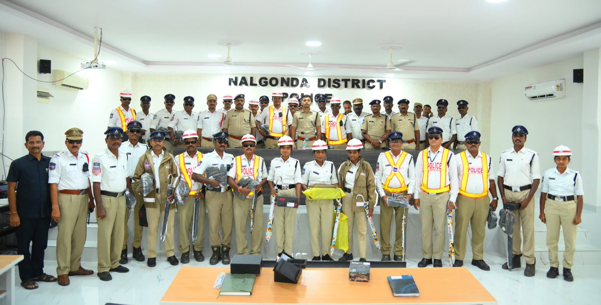 Monsoon Preparedness: District SP Supports Traffic Police and Home Guards

As the monsoon season begins, District SP Sharath Chandra Pawar IPS emphasized the importance of smooth traffic flow in towns and directed traffic police to perform duties effectively. To help them operate