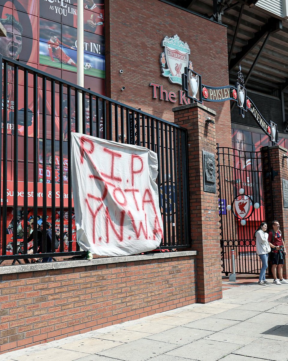 ESPNFC's tweet photo. Liverpool fans have been paying their respects for the death of Diogo Jota at Anfield all morning 💔 https://t.co/5OxvAkTZC4