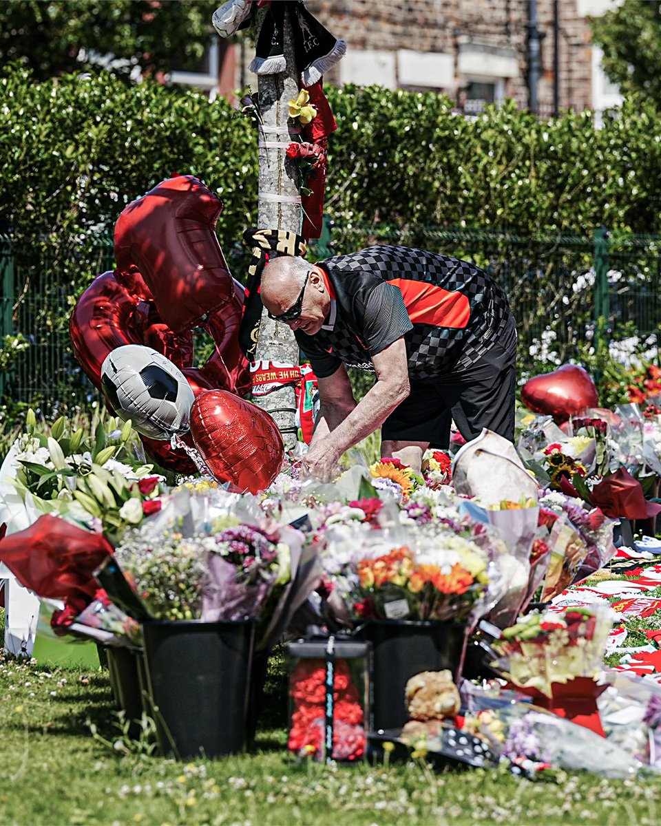 ESPNFC's tweet photo. Liverpool fans have been paying their respects for the death of Diogo Jota at Anfield all morning 💔 https://t.co/5OxvAkTZC4