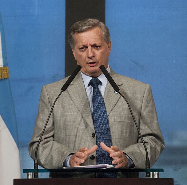 Oreno_C's tweet photo. Ustedes son muy jóvenes, pero a este chad, lo obligaban a hacer audiencias públicas (de las que todo el periodismo estaba pendiente 24x7) para aumentar las tarifas. Eso, mientras los propios (CC y UCR) lo esmerilaban. 
Y exportábamos gas. https://t.co/DTdofsgpkf