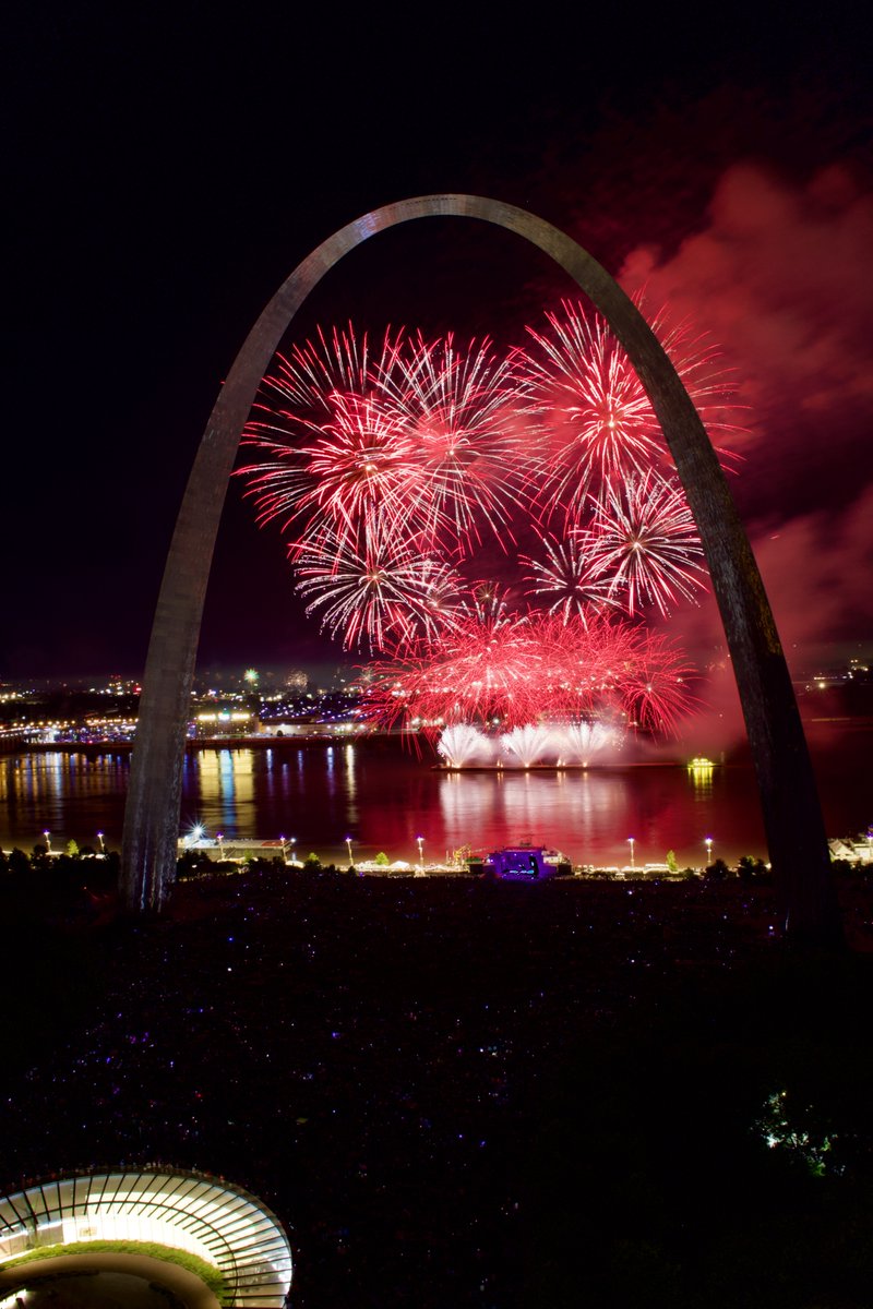 GatewayArchSTL's tweet image. Tonight’s the night when I really sparkle! ✨And I’ve been working on my poses for these fireworks photos all year. So send me your pics so I can feature them on my social media and Tram Exhibit for everyone to see!
📸🎇🎆Send them here: hubs.li/Q03vJnqH0