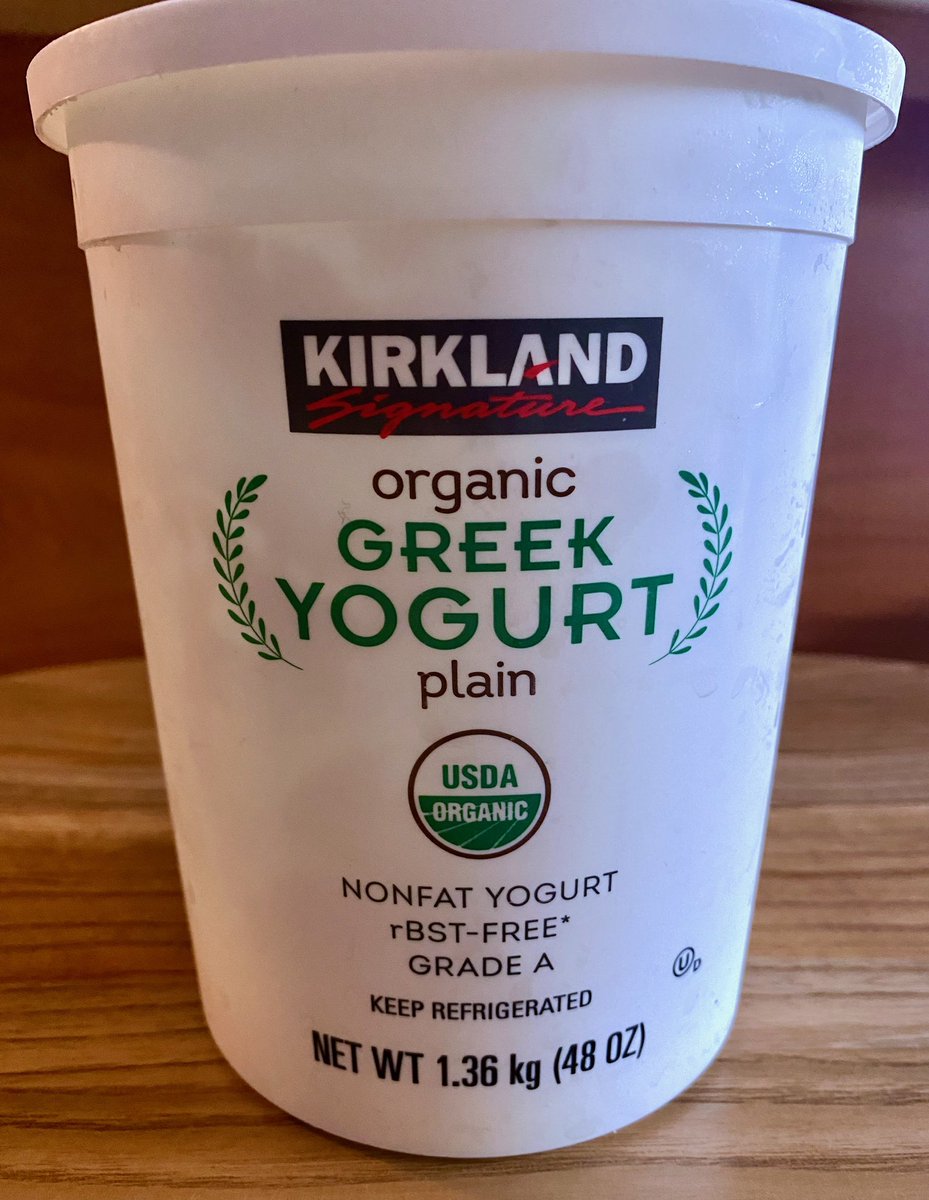 5HTskeptic's tweet photo. Current diet experiment: 
TOGYAD (Tub Of Greek Yogurt A Day)

Been having 1-2kg of greek yogurt every day. Its improved my sleep and recovery a ton. I think due to its high protein content. More importantly, its protein being solely casein, which has unique anti-stress effects. 

Whey is good but casein is more anabolic, longer lasting, and has a better amino acid profile (lower tryptophan.) Traditional greek yogurt is made up of almost entirely casein.