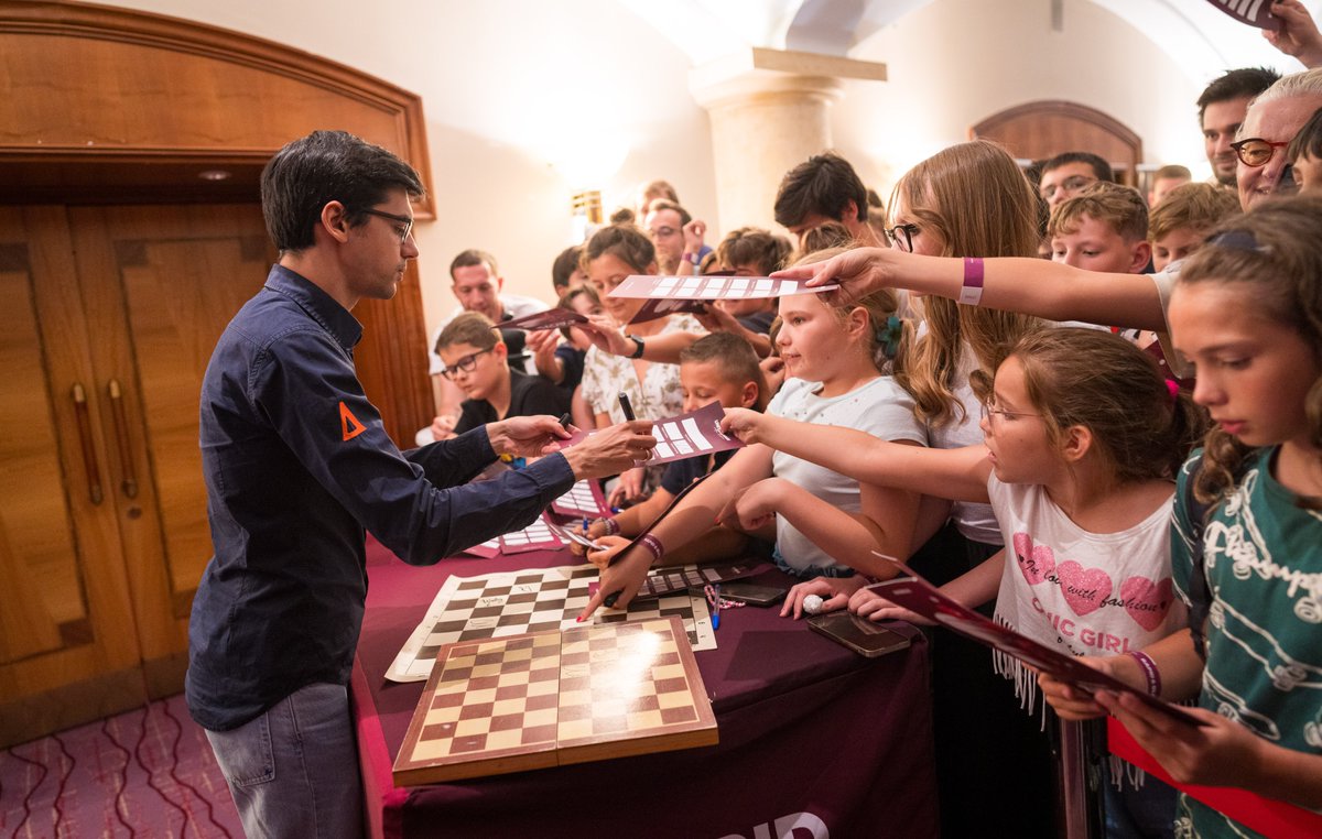 ChessBase India (@chessbaseindia) on Twitter photo Grandmaster <a href="/anishgiri/">Anish Giri</a> signing autographs after Day one of the <a href="/GrandChessTour/">Grand Chess Tour</a> Superunited Rapid and Blitz! A wonderful photo captured by Lennart Ootes. Anish is a fan-favorite for sure!
#chess #chessbaseindia #anishgiri #grandchesstour Grandmaster <a href="/anishgiri/">Anish Giri</a> signing autographs after Day one of the <a href="/GrandChessTour/">Grand Chess Tour</a> Superunited Rapid and Blitz! A wonderful photo captured by Lennart Ootes. Anish is a fan-favorite for sure!
#chess #chessbaseindia #anishgiri #grandchesstour