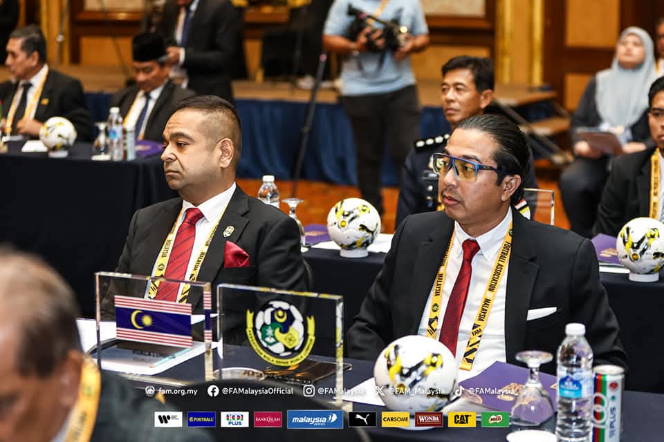 Fadhirul Shuhaimi (@fadhiruls) on Twitter photo Naib Presiden KLFA, Datuk Sham Shamrat Sen Gupta (kiri) kini memikul tugas selaku Pengarah Eksekutif Kuala Lumpur City - Syed Yazid Syed Omar, Presiden KLFA 🔴⚪
<a href="/ASTROARENA/">ASTRO ARENA</a> Naib Presiden KLFA, Datuk Sham Shamrat Sen Gupta (kiri) kini memikul tugas selaku Pengarah Eksekutif Kuala Lumpur City - Syed Yazid Syed Omar, Presiden KLFA 🔴⚪
<a href="/ASTROARENA/">ASTRO ARENA</a>