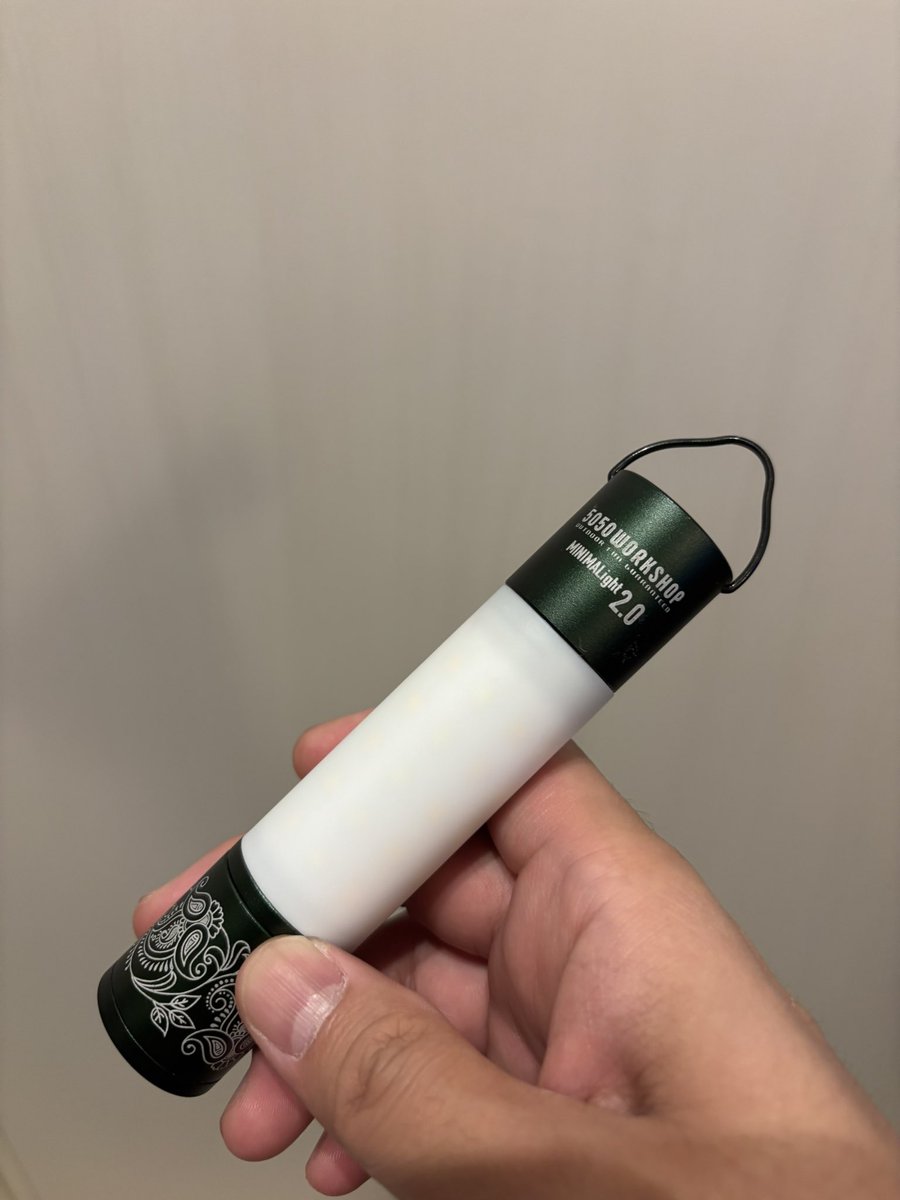 chimuchimup2212's tweet photo. おつかれや〜
気づいたらもう7月
2025年も半分を切りました。
後半もふんばりましょ🫡
最近キャンプ用にライトを買ったんだけどめちゃくちゃいい感じ!
軽いし明るいし吊るせるし、何より充電式なので便利だわあ。
今月予定あるので使うの楽しみ😊
#MINIMALight 2.0
#5050WORKSHOP https://t.co/q1NENb9kQF