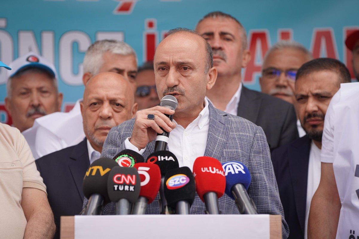 devletsert's tweet photo. Kamu Çerçeve Protokolü sürecinde geride kalan 6 ayın sonunda, beklentilerimizi karşılayan müspet bir yanıt alınamaması üzerine, HAK-İŞ olarak sabrımızı değil, kararlılığımızı bir kez daha ortaya koyduk.

Genel Başkanımız Mahmut Arslan’ın öncülüğünde, HAK-İŞ emekçisi üyelerimizle birlikte “İşçinin Onurunu Korumak” adına, HAK-İŞ Genel Merkezi önünden Hazine ve Maliye Bakanlığı’na yürüyüş ve basın açıklaması gerçekleştirdik.

Gece gündüz demeden çalışan, üretmekten ve millete hizmet etmekten bir an bile geri durmayan kamu işçilerimiz, bugün bizlerle birlikte Bakanlık önünden devlet yetkililerine tüm gücüyle seslendi: “Emeğimizi, alın terimizi, onurumuzu ve ailemizi koruyacak, bizlere nefes aldıracak bir sözleşme istiyoruz.”

Bugün, bizlerle omuz omuza yürüyen tüm teşkilatımıza ve üyelerimize yürekten teşekkür ediyorum. 

HAK-İŞ olarak mücadelemizi, kamu işçisinin sesi duyulana ve hak ettiği toplu sözleşmeye ulaşana dek aynı azim ve kararlılıkla sürdürmeye devam edeceğiz.

⬇
https://t.co/x9b4y0Jh5F
