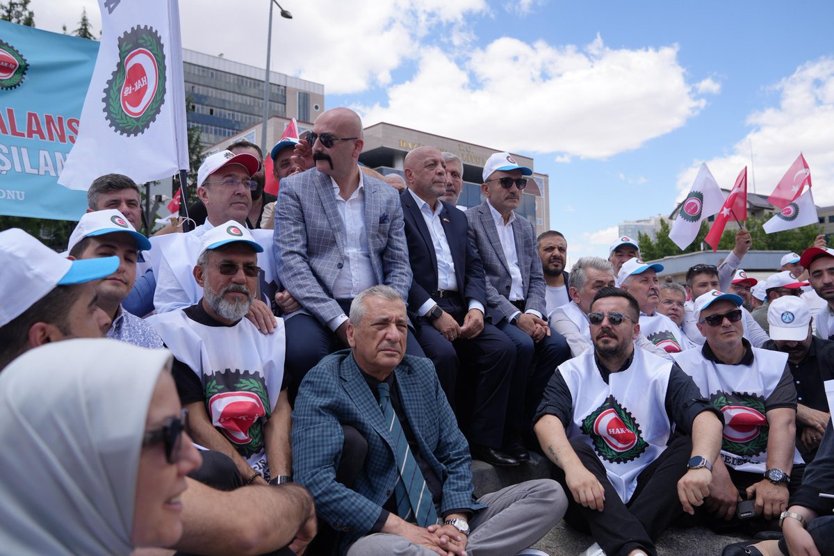 devletsert's tweet photo. Kamu Çerçeve Protokolü sürecinde geride kalan 6 ayın sonunda, beklentilerimizi karşılayan müspet bir yanıt alınamaması üzerine, HAK-İŞ olarak sabrımızı değil, kararlılığımızı bir kez daha ortaya koyduk.

Genel Başkanımız Mahmut Arslan’ın öncülüğünde, HAK-İŞ emekçisi üyelerimizle birlikte “İşçinin Onurunu Korumak” adına, HAK-İŞ Genel Merkezi önünden Hazine ve Maliye Bakanlığı’na yürüyüş ve basın açıklaması gerçekleştirdik.

Gece gündüz demeden çalışan, üretmekten ve millete hizmet etmekten bir an bile geri durmayan kamu işçilerimiz, bugün bizlerle birlikte Bakanlık önünden devlet yetkililerine tüm gücüyle seslendi: “Emeğimizi, alın terimizi, onurumuzu ve ailemizi koruyacak, bizlere nefes aldıracak bir sözleşme istiyoruz.”

Bugün, bizlerle omuz omuza yürüyen tüm teşkilatımıza ve üyelerimize yürekten teşekkür ediyorum. 

HAK-İŞ olarak mücadelemizi, kamu işçisinin sesi duyulana ve hak ettiği toplu sözleşmeye ulaşana dek aynı azim ve kararlılıkla sürdürmeye devam edeceğiz.

⬇
https://t.co/x9b4y0Jh5F