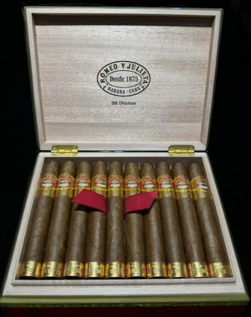 LiyaMaria1986's tweet photo. Romeo y Julieta Línea de Oro "Dianas"—crafted in Cuba 🇨🇺, loved by Churchill himself. Rich cedar, leather, plum &amp; buttery notes in a Robusto Extra (145mm, 52 ring). A true classic with a sweet woody finish.🔥💨 #Cuba #FL #CA #USA  #cigar #luxury #RomeoyJulieta #RobustoExtra 🥃🍂 https://t.co/e4wKmOB7p7