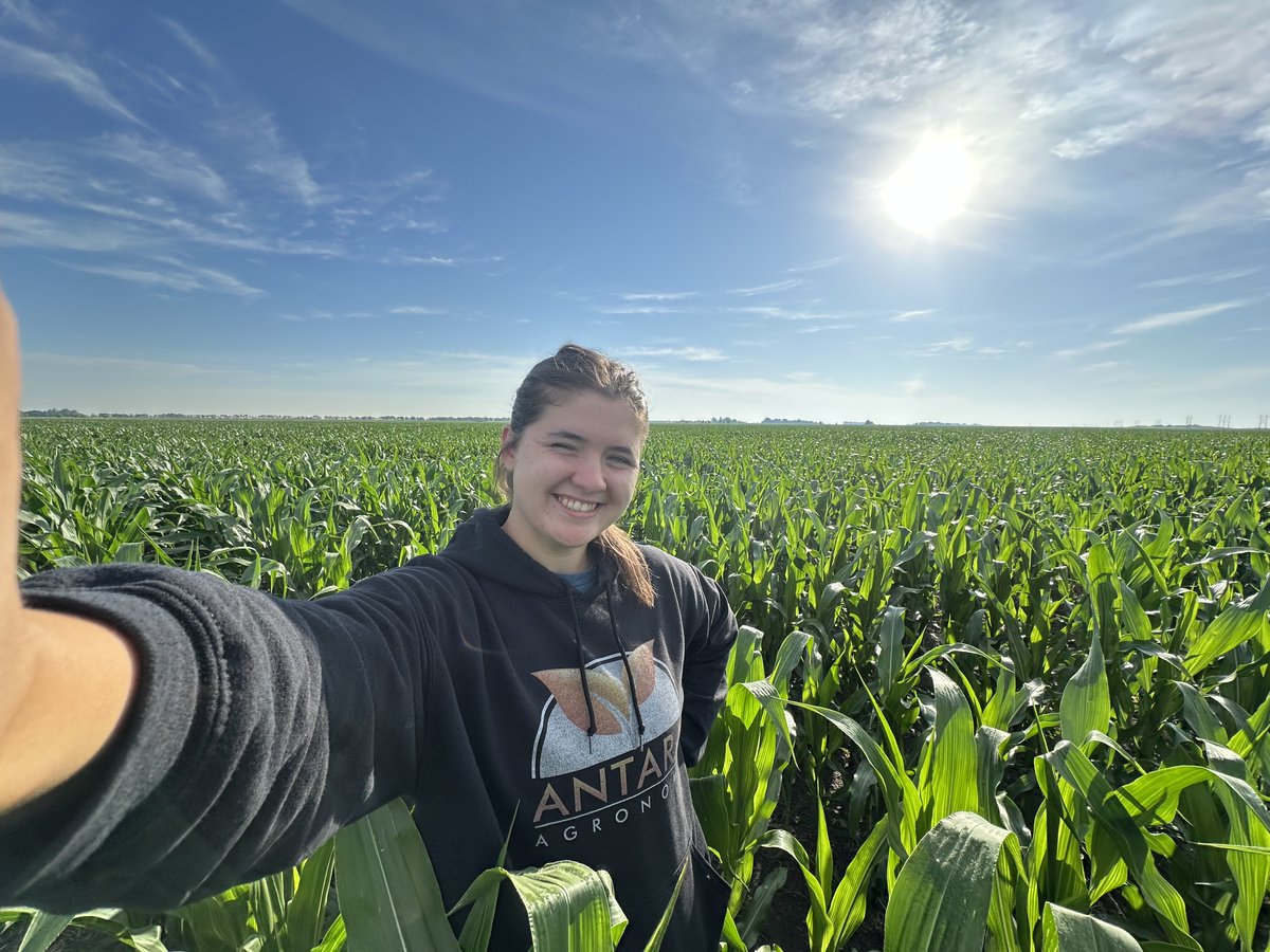 antaraag's tweet photo. Just out here making sure the corn is living its best life! Hope you are too. Have a great day!! ☀️🌽

#AntaraAgronomy #Corn #canadianagriculture #RedRiverValley #Scout #Cropcheck https://t.co/kbPEOO5K4V