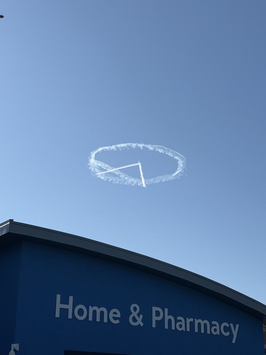 Invictus797's tweet image. Что нам пытаются сказать?