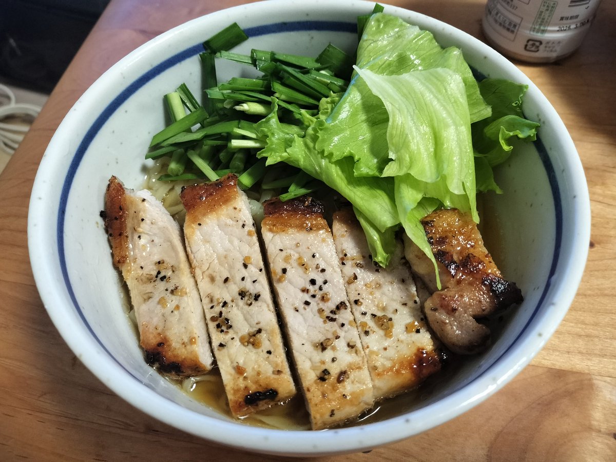 晩御飯にさっぱり冷やしレモンラーメン🤤
ラーメン100円、豚肉200円、ニラとレタス20円、ガス代とか入れても400円かな？🤔
自分で言うと恥ずかしいけどめちゃくちゃうまい😁
唐揚げとラーメン屋まじでやろうかな😂