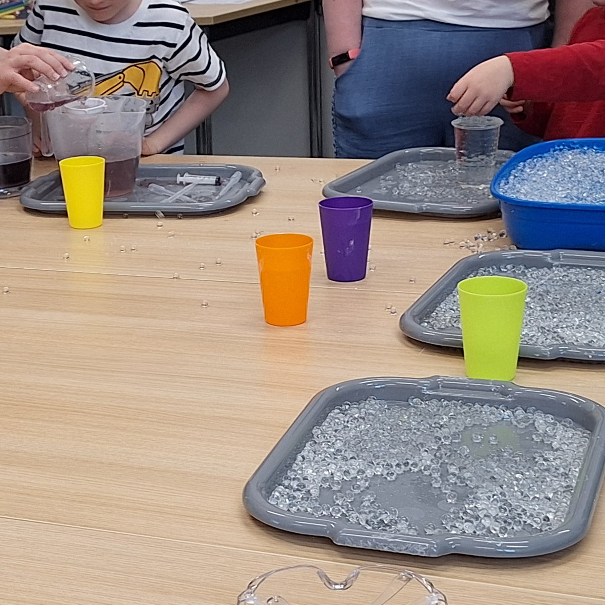 We think the kids at Messy Science last week in #WishawLib had a fantastic time. Don't you? A great #LetsGoLibraries event.