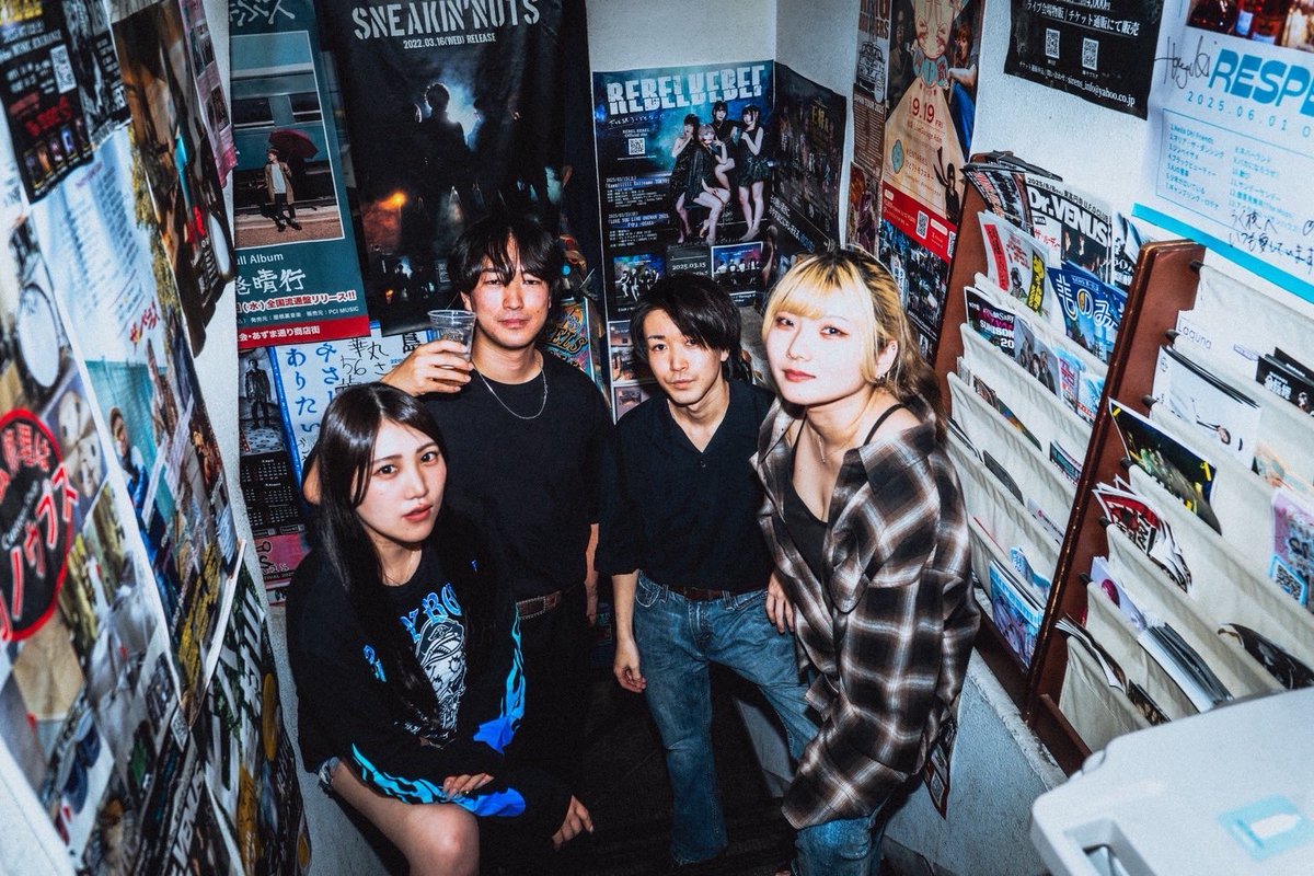 GlitterGreed_JP's tweet photo. ◤2025/07/02 @下北沢ろくでもない夜◢

次回ライブは07/14
下北沢近道(アコ編成)です！

📸 @_a_k_i_000

Vo.&amp;Gt.夢歩(@nemu_ha_itsumo 
Gt.幸星
Dr.風花(@Fuuka_1227)

Support Ba.(@k_a_i_bass )

#グリッターグリード
#グリグリ
#glittergreed
#下北沢ろくでもない夜 
#バンド
#インディーズバンド https://t.co/S3h2S0g9bV