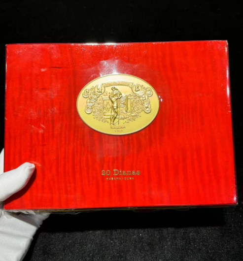 LiyaMaria1986's tweet photo. Romeo y Julieta Línea de Oro "Dianas"—crafted in Cuba 🇨🇺, loved by Churchill himself. Rich cedar, leather, plum &amp; buttery notes in a Robusto Extra (145mm, 52 ring). A true classic with a sweet woody finish.🔥💨 #Cuba #FL #CA #USA  #cigar #luxury #RomeoyJulieta #RobustoExtra 🥃🍂 https://t.co/e4wKmOB7p7