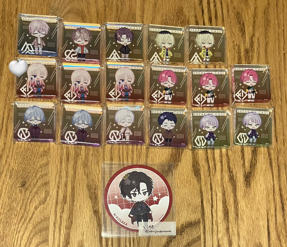 noujirubuwawa's tweet photo. 【交換譲渡】ブレマイ アクブロ 缶バッジ カクテル アクスタ クリカ ホロカ 周年 SR SD

譲：画像参照

求：同種皇坂or定価（+送料）
称号バッジは譲渡のみ

🌷固定ポスト手渡し＞郵送
🌷交換譲渡優劣なし
🌷お声かけ重なる場合は♡含む方優先
🌷まとめて、FF様優先

よろしくお願いいたします🙇‍♂️ https://t.co/kWCmiJbR9a
