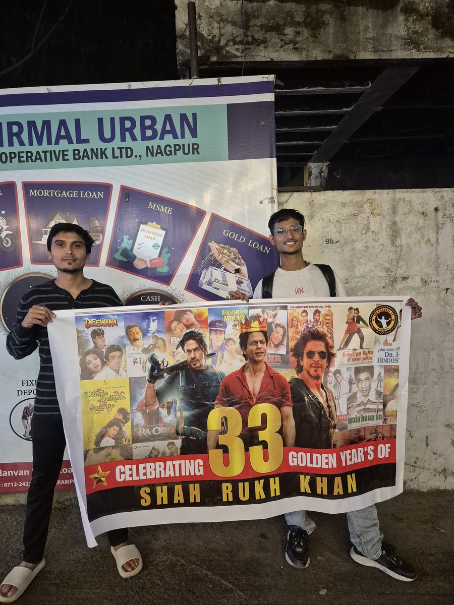 ♡♔SRKCFC♔♡™ (@srkchennaifc) on Twitter photo Pics-1: SRK fans from #SRKNagpurCFC celebrated #33YearsOfSRK by cutting cake 🎂
33 YEARS OF MEGASTAR SRK
#33YearsOfSRKInBollywood #ShahRukhKhan <a href="/iamsrk/">Shah Rukh Khan</a> Pics-1: SRK fans from #SRKNagpurCFC celebrated #33YearsOfSRK by cutting cake 🎂
33 YEARS OF MEGASTAR SRK
#33YearsOfSRKInBollywood #ShahRukhKhan <a href="/iamsrk/">Shah Rukh Khan</a>