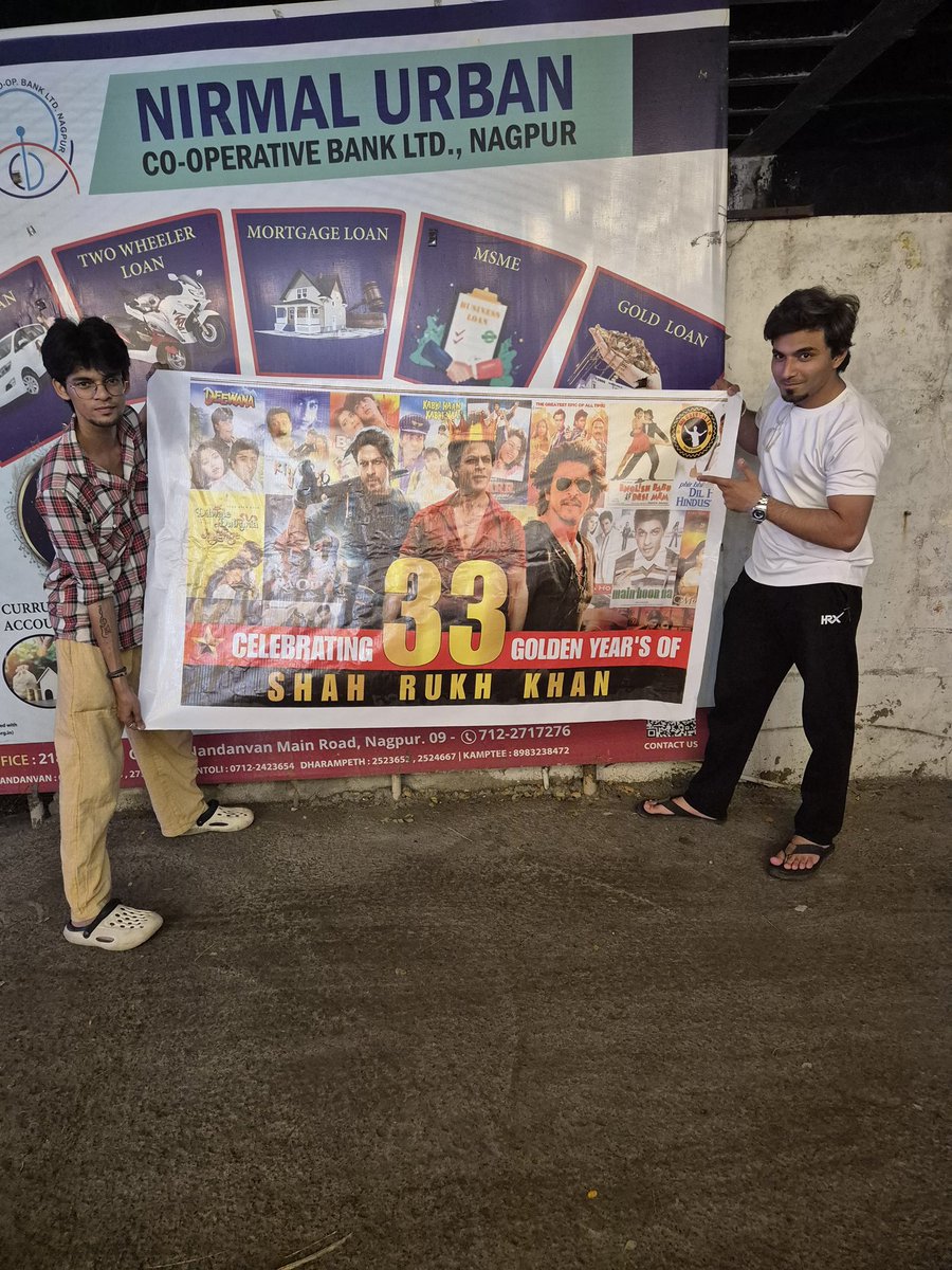 SRKCHENNAIFC's tweet photo. Pics-1: SRK fans from #SRKNagpurCFC celebrated #33YearsOfSRK by cutting cake 🎂 

33 YEARS OF MEGASTAR SRK
#33YearsOfSRKInBollywood #ShahRukhKhan @iamsrk https://t.co/QFSASTurzr