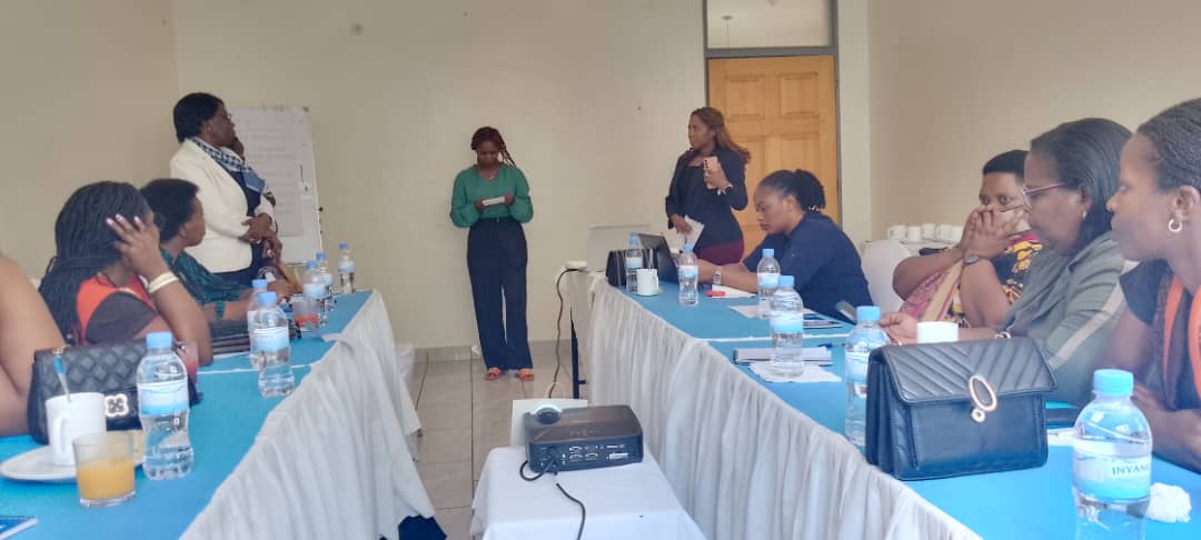 Umunsi wa 2 w'amahugurwa ku buringanire n’umutekano w'abanyamakuru:Kugira ngo ubashe gutara inkuru y'ahantu hatari umutekano,bisaba kwitegura neza kugira ngo iyo nkuru uyibone itagushyize mu kaga kuko umunyamakuru mwiza ni uriho <a href="/BasutamaJ/">Basutama Judith</a>  <a href="/SolangeAyanone/">Solange AYANONE</a> <a href="/ARJ_Rwanda/">Rwanda Journalists Association - ARJ</a> <a href="/IFJGlobal/">IFJ</a>