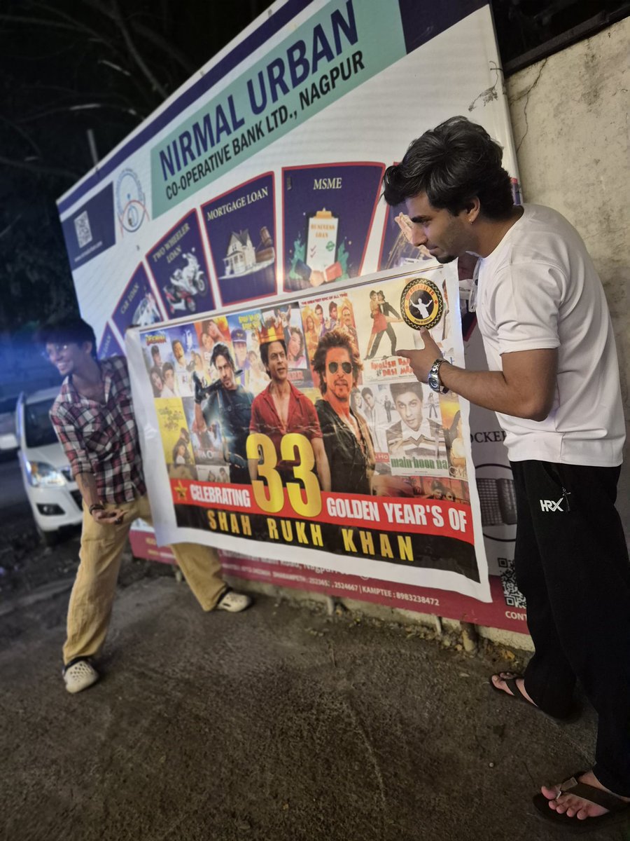 SRKCHENNAIFC's tweet photo. Pics-2: SRK fans from #SRKNagpurCFC celebrated #33YearsOfSRK by cutting cake 🎂 

33 YEARS OF MEGASTAR SRK
#33YearsOfSRKInBollywood #ShahRukhKhan @iamsrk https://t.co/TP3pty5V35