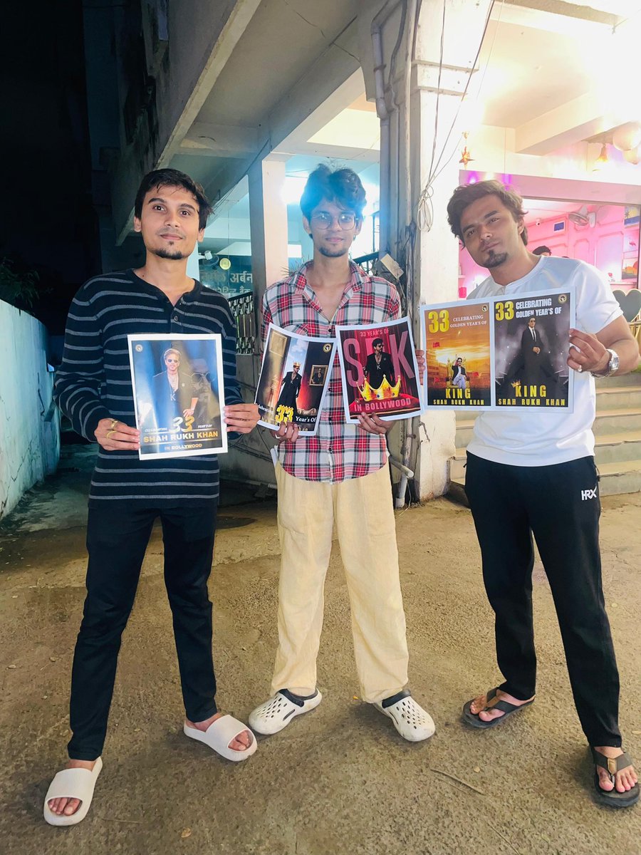 SRKCHENNAIFC's tweet photo. Pics-2: SRK fans from #SRKNagpurCFC celebrated #33YearsOfSRK by cutting cake 🎂 

33 YEARS OF MEGASTAR SRK
#33YearsOfSRKInBollywood #ShahRukhKhan @iamsrk https://t.co/TP3pty5V35