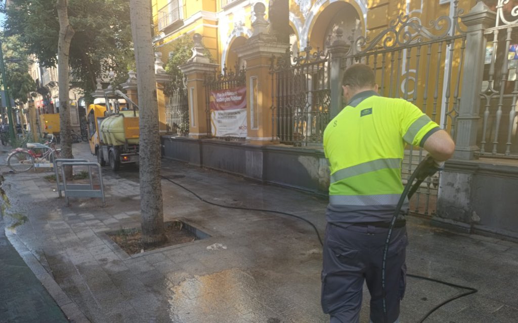 Trabajos de limpieza|

Tratamiento de limpieza intensiva de pavimento en 📍 C/Recaredo

#cuidemosSevilla 
@dtocascoantiguo
@ayto_sevilla
<a href="/eveliarincon/">Evelia Rincón</a>