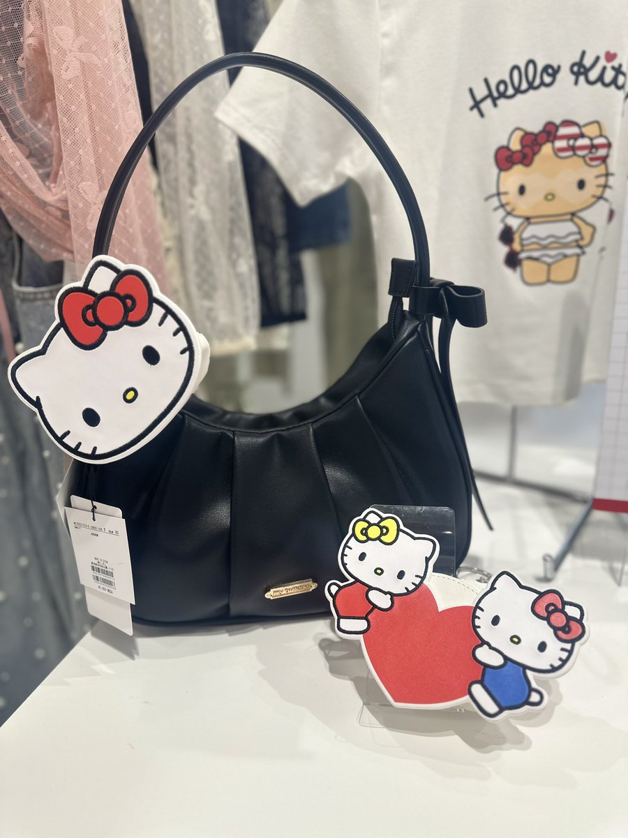 _LWC_official's tweet photo. 4GEEKs by SPIRALGIRLの
『サンリオキャラクターズコレクション』
バッグやボトムに付けられるマルチポーチや
暑い夏に大活躍のちびTなど他にもサンリオアイテム多数展開中!
#サンリオ #ハローキティ #キティ #メロクロ #マイメロ #クロミ #4GEEKS #SANRIO #HelloKitty https://t.co/EA7aMPpr2t