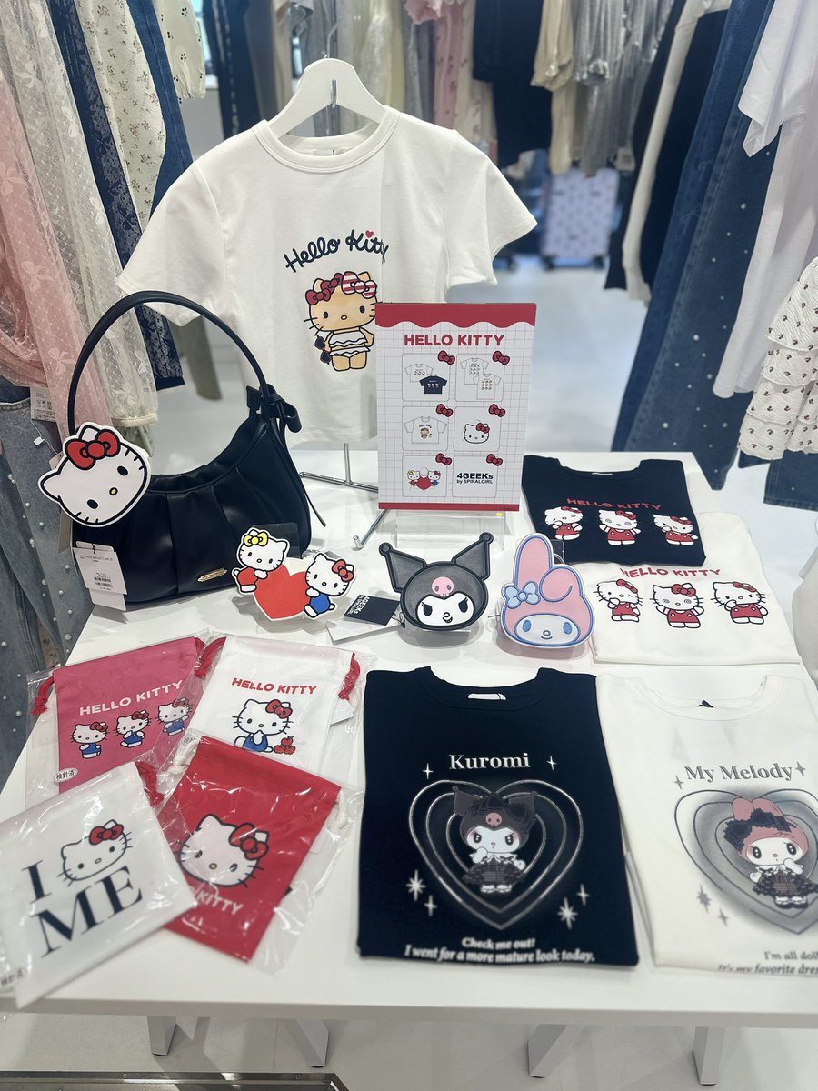 _LWC_official's tweet photo. 4GEEKs by SPIRALGIRLの
『サンリオキャラクターズコレクション』
バッグやボトムに付けられるマルチポーチや
暑い夏に大活躍のちびTなど他にもサンリオアイテム多数展開中!
#サンリオ #ハローキティ #キティ #メロクロ #マイメロ #クロミ #4GEEKS #SANRIO #HelloKitty https://t.co/EA7aMPpr2t