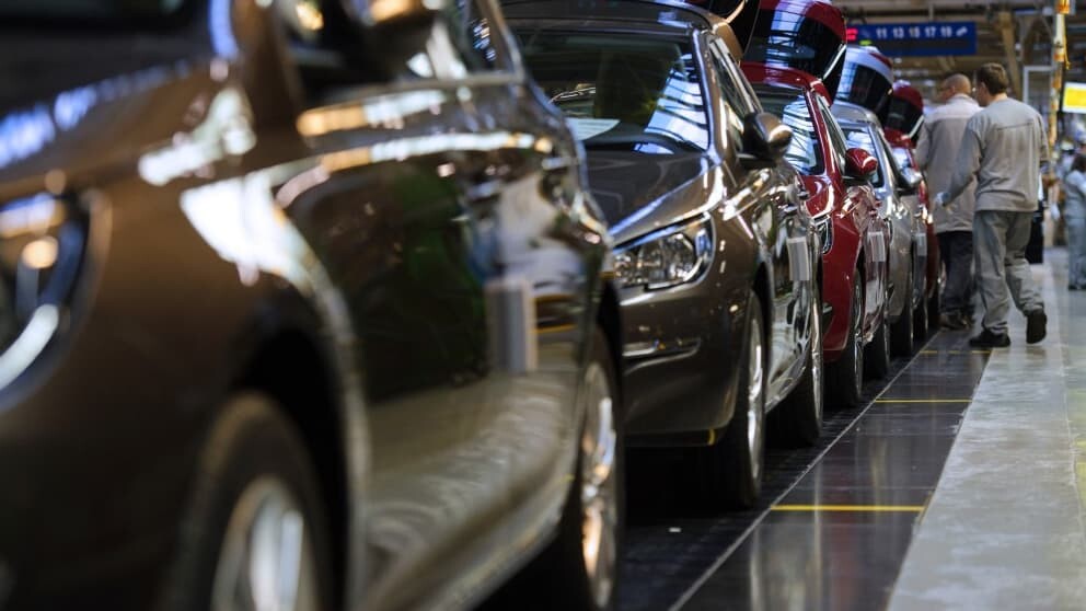 BFMTV's tweet photo. Citroën, Peugeot, Opel... Stellantis rappelle 636.000 voitures avec un moteur Diesel 1.5 BlueHDi
https://t.co/q0t4dx01KB https://t.co/Kwrr22OheK